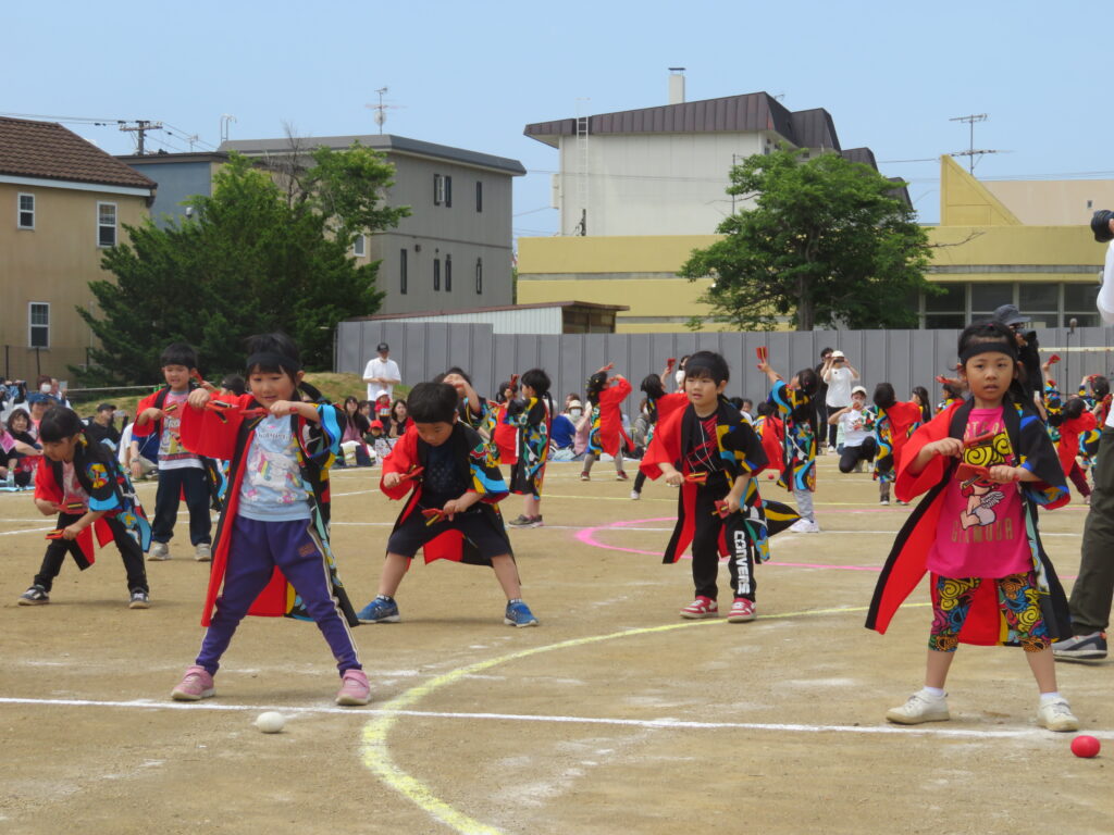 待ちに待った運動会。風が少し強かった一日でしたが、子どもたちは、青空の下で元気いっぱい参加しました。かわいいかけっこやお遊戯、かっこいいよさこいなど子どもたちは、たくさんの肩の応援のおかげで最後まで頑張っていましたね。今年から保護者の方に準備や片付けのお手伝いもしていただき、保護者の競技も復活しました。地域の方にも競技に参加していただけて活気のある楽しい運動会になりました。